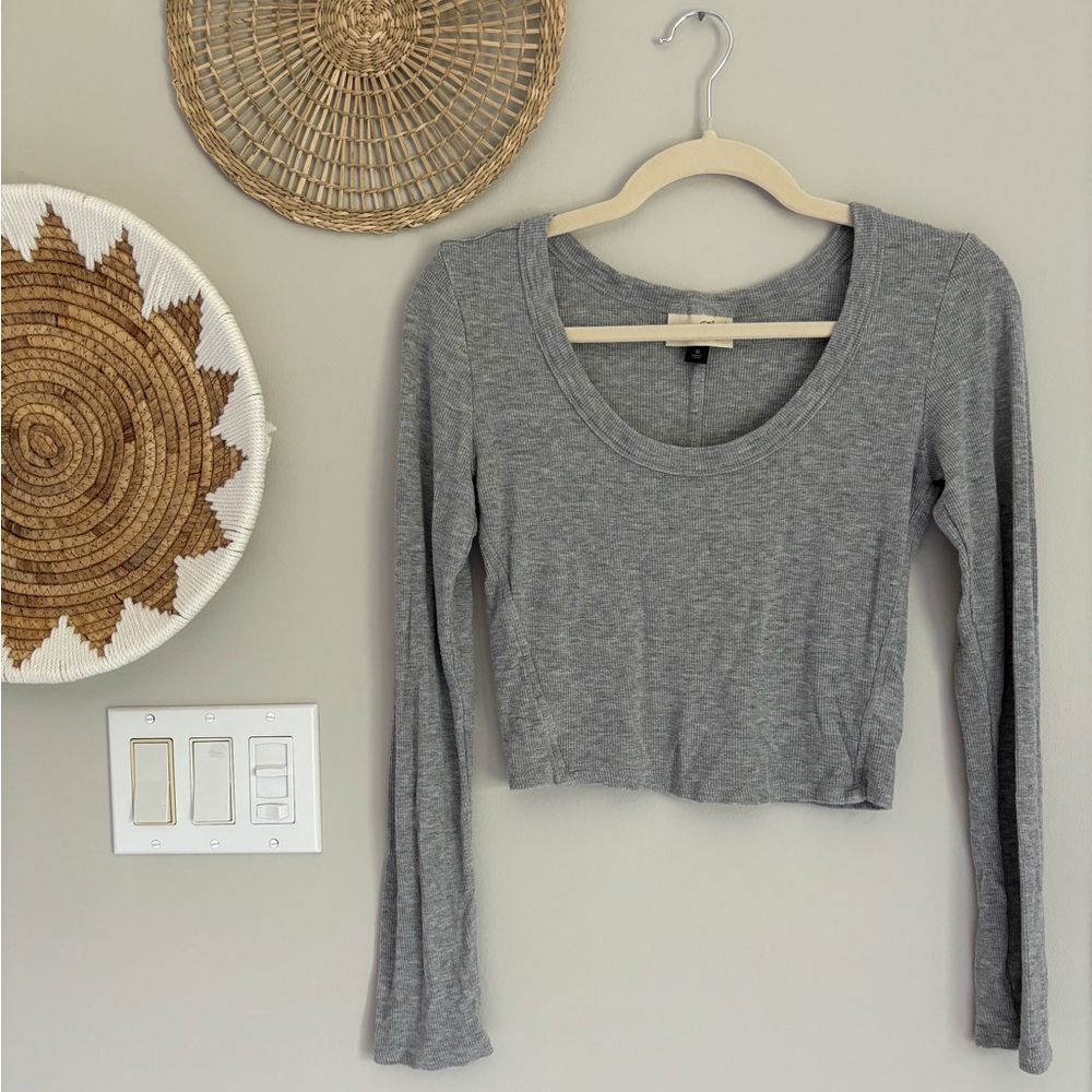 Gray cropped ribbed long sleeve top